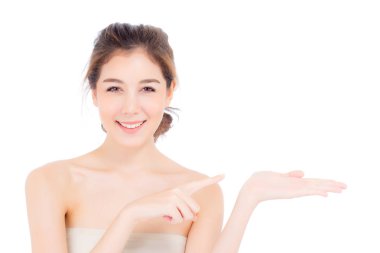 Asya güzel genç kadın sağlıklı temiz cilt pres ile gösteren