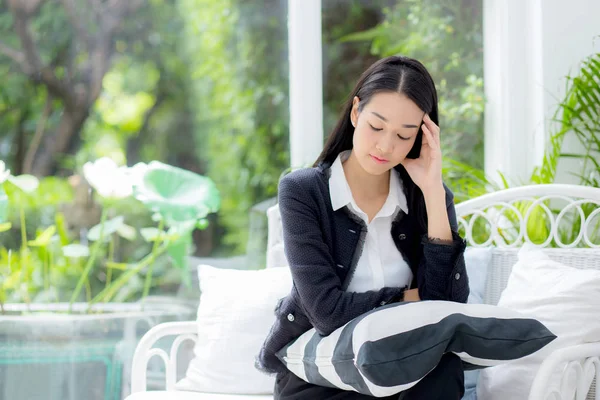 Retrato de hermosa mujer de negocios asiática relajarse sentado en el sofá , — Foto de Stock