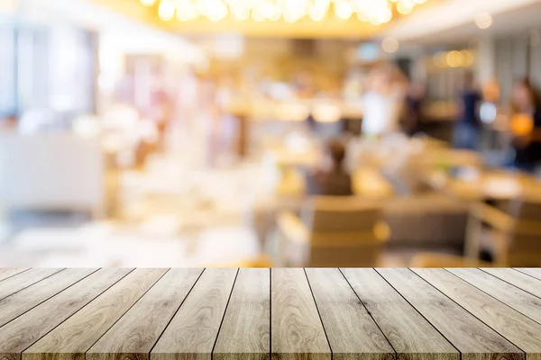 Tampo de mesa de madeira vazio com restaurante desfoque fundo bokeh - pode — Fotografia de Stock