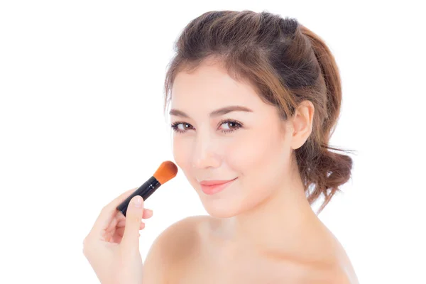 Belleza mujer asiática aplicando maquillaje con cepillo de mejilla aislado — Foto de Stock