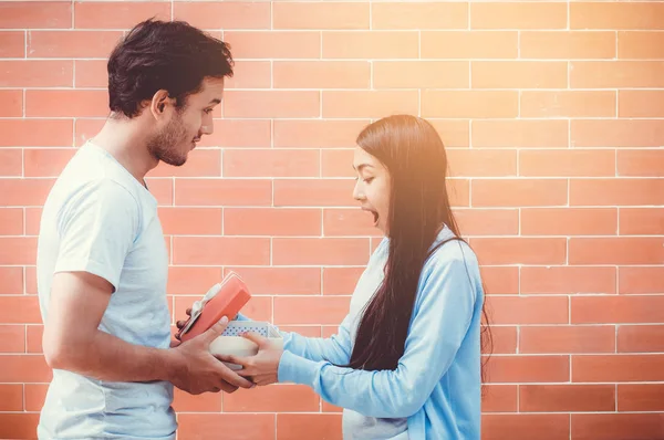 アジアのカップルの若い男は、屋外の女性にギフトボックスを与え、翻訳 — ストック写真
