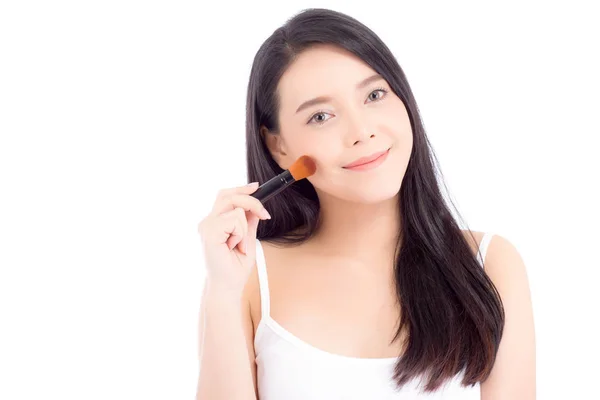 Beauté asiatique femme application maquillage avec brosse de joue isolé — Photo