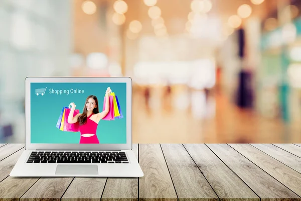 Online-Shopping mit Labtop, Notizbuch auf Tischplatte und Bokeh Bac — Stockfoto