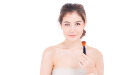 Yanak izole fırça ile makyaj uygulayan Güzellik asya kadın