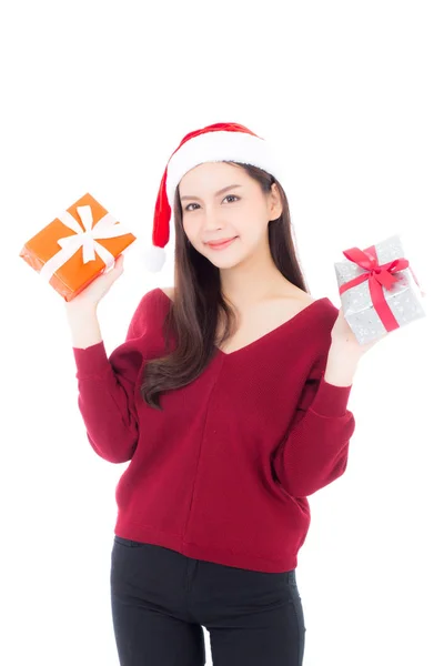 Щаслива азіатська жінка з посмішкою тримає подарункову коробку Різдва, подарунок g — стокове фото