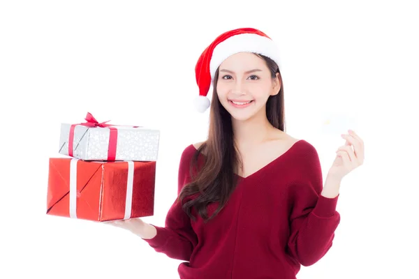 Felice donna asiatica con sorriso in possesso di scatola regalo di Natale e di credito — Foto Stock