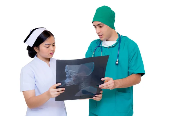 Asian mężczyzna lekarz i kobieta pielęgniarka z dyskutować o film x-ray r — Zdjęcie stockowe