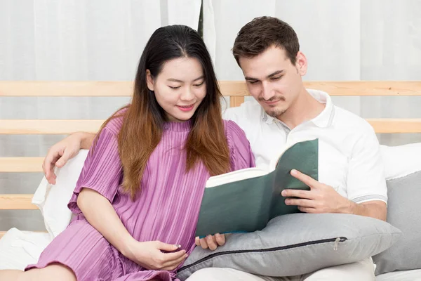 Asiatiska par familj ung mor och man läser bok på Hom — Stockfoto