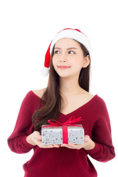 Щаслива азіатська жінка з посмішкою тримає подарункову коробку Різдва, подарунок g — стокове фото