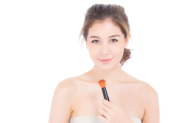 Beleza mulher asiática aplicando maquiagem com escova de bochecha isolada — Fotografia de Stock