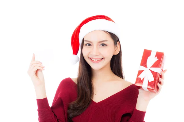 Felice donna asiatica con sorriso in possesso di scatola regalo e carta di credito di — Foto Stock