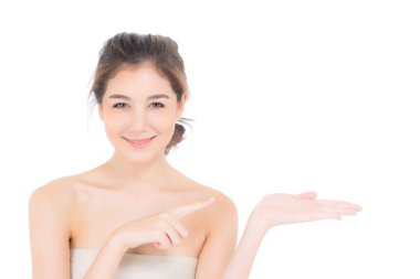 Asya güzel genç kadın sağlıklı temiz cilt pres ile gösteren