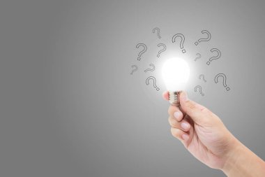 Çözüm için ampul ve soru işareti ile el, ilham
