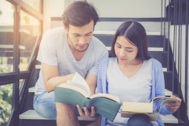 Çift asya yakışıklı adam ve güzel kadın okuma kitap ve s