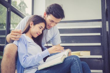 Çift asya yakışıklı adam ve güzel kadın okuma kitap ve s