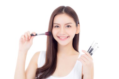 Yanak izole fırça ile makyaj uygulayan Güzellik asya kadın