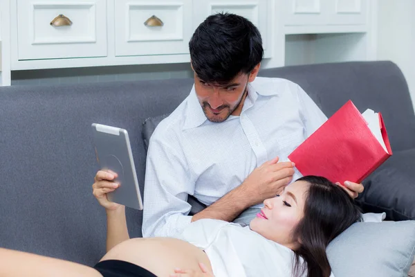 Pareja asiática familia joven madre y marido usando una tableta en h —  Fotos de Stock