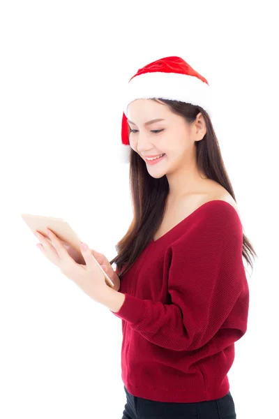 Piękny młody Asian kobieta w czerwony sukienka z Boże Narodzenie kapelusz trzymać — Zdjęcie stockowe