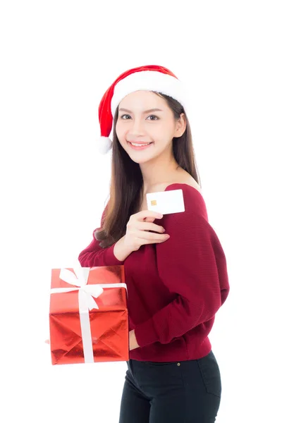 Щаслива азіатська жінка з посмішкою тримає подарункову коробку і кредитну картку — стокове фото