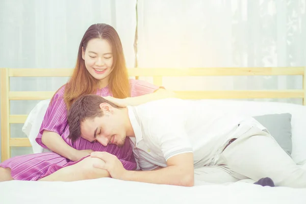 Hermosa embarazada asiático mujer y marido escuchar a bebé ingenio —  Fotos de Stock