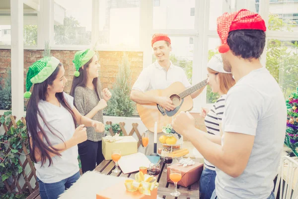 Grupo de amigos de fiesta y tocando la guitarra, sorpresa cumpleaños, ce — Foto de Stock