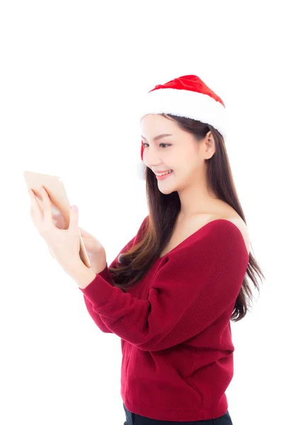 Bella giovane donna asiatica in abito rosso con cappello di Natale tenere — Foto Stock