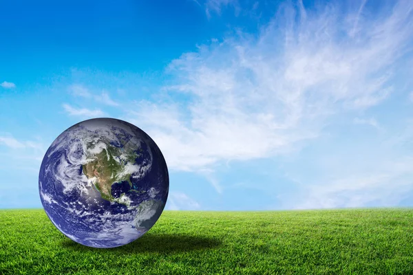 Bulut gökyüzü ile yeşil çim üzerinde güzel Planet earth, dünya ile
