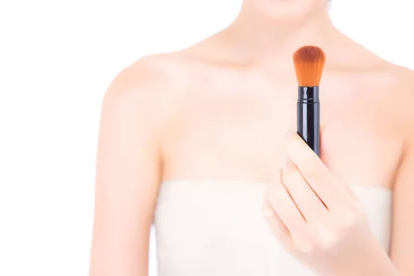 Beleza mulher asiática aplicando maquiagem com escova de bochecha isolada — Fotografia de Stock