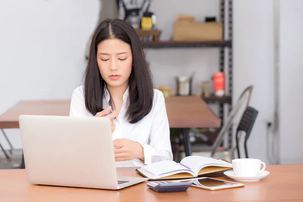 で座っているラップトップでオンラインで働く美しいアジアの若い女性 — ストック写真