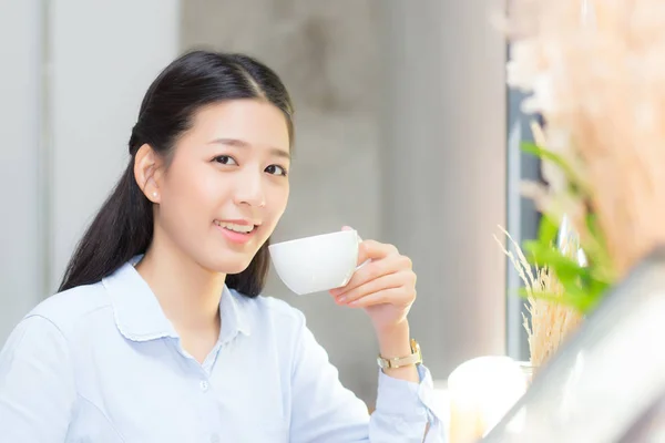 コーヒーを飲んで笑顔を見せる美しいアジアの若い女性 — ストック写真