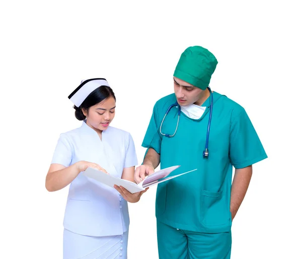 Tıbbi asyalı hemşire ve doktor takım halinde birlikte çalışıyor konuşuyor — Stok fotoğraf