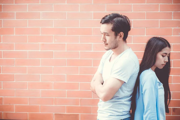Porträt eines asiatischen Paares junge Frau und Mann im Freien mit relati — Stockfoto