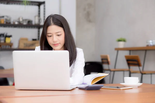 Mooie Aziatische jonge vrouw online werken op laptop zittend op — Stockfoto