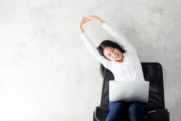 Mooie jonge Aziatische vrouw met laptop stretch en oefening rel — Stockfoto