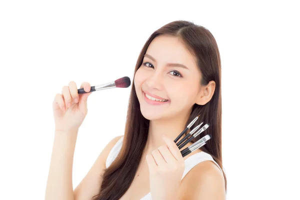 Beauté asiatique femme application maquillage avec brosse de joue isolé — Photo