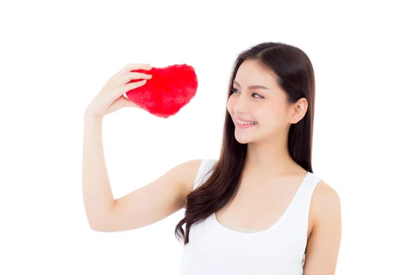 Portrét nádherné asijské mladé ženy držící červený tvar srdce — Stock fotografie