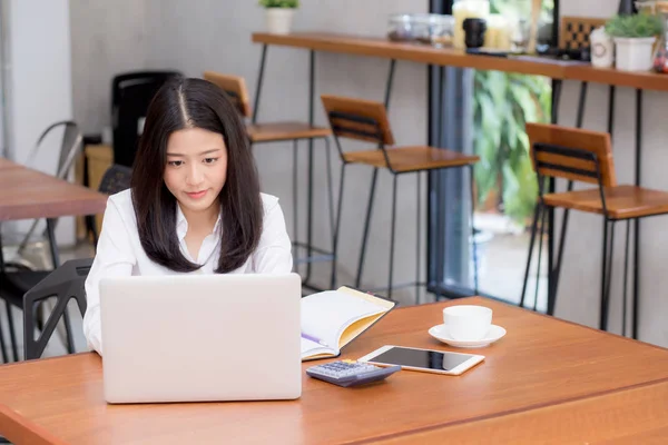 Mooie Aziatische jonge vrouw online werken op laptop zittend op — Stockfoto