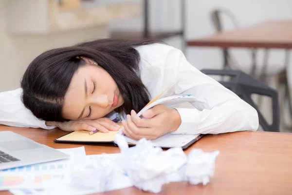 Asijská žena s unavenou přeprackou a spánkem, dívka odpočívá w — Stock fotografie