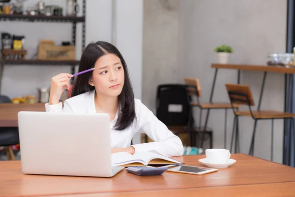 Aziatische jonge vrouw online werken met laptop en denk project f — Stockfoto