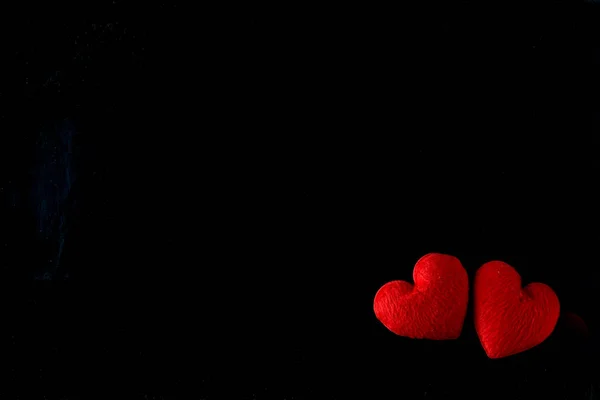 Röd hjärta form på en svarta tavlan bakgrund, romantisk och kärlek på — Stockfoto