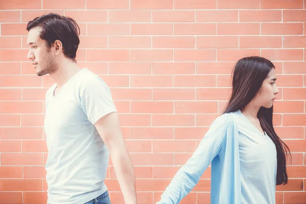 Retrato de pareja asiática joven mujer y hombre al aire libre con relati —  Fotos de Stock