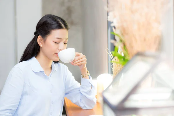 Bela jovem ásia mulher beber café e sorriso no o mo — Fotografia de Stock