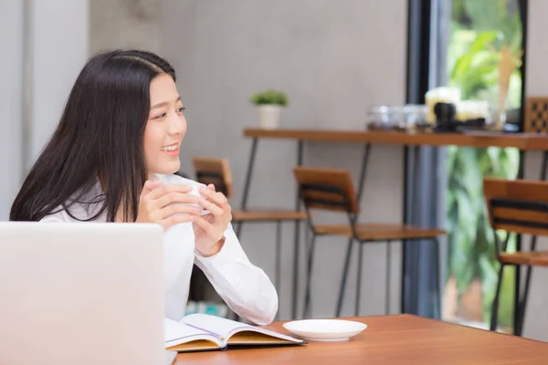 Mooie Aziatische jonge vrouw online werken op laptop zittend op — Stockfoto