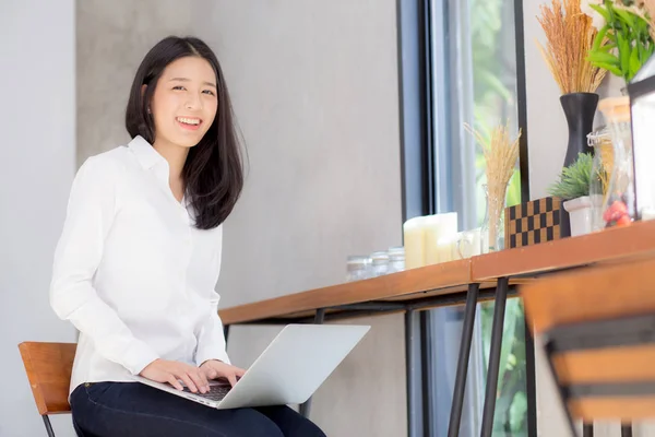 Mooie Aziatische jonge vrouw online werken op laptop zittend op — Stockfoto