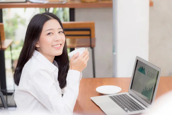 Bela ásia jovem mulher trabalho online no laptop sentado no — Fotografia de Stock