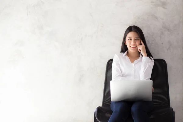 Mooi van portret Aziatische jonge vrouw glimlach met behulp van laptop op CH — Stockfoto