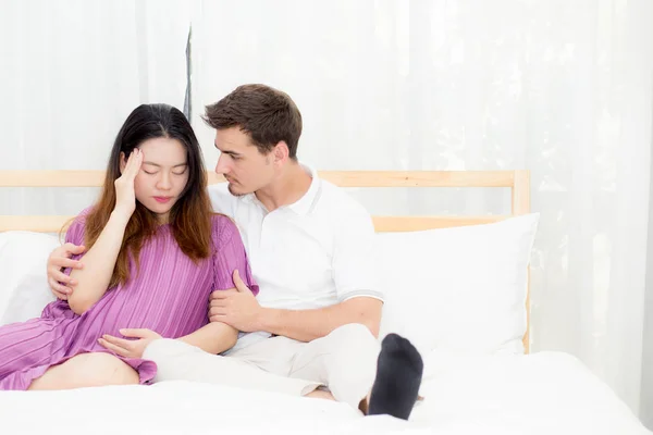 妊娠中のアジアの女性の腹の痛みとtaと夫を気分が悪い — ストック写真