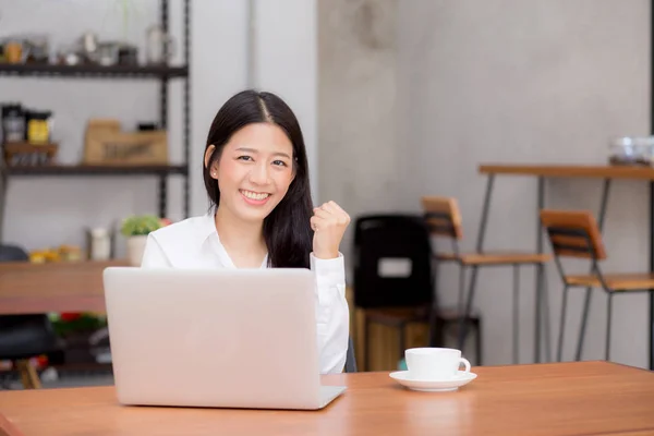 Bela ásia jovem empresária animado e feliz de sucesso — Fotografia de Stock