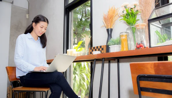 Mooie Aziatische jonge vrouw online werken op laptop zittend op — Stockfoto