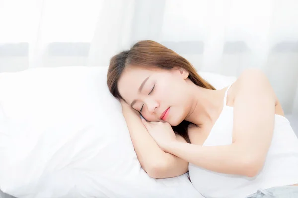 Beautiful asian young woman sleeping lying in bed with head on p — Stock Photo, Image